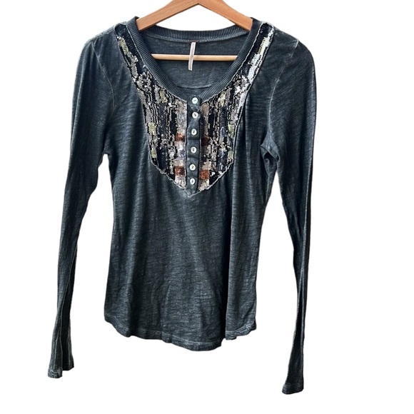 Free People Elevated Basic Gray Sequin Henley Top Blouse. Closet Staple. Sz S. - Picture 2 of 7